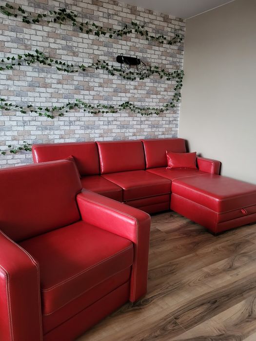 Przepiękna czerwona kanapa w zestawie z fotel