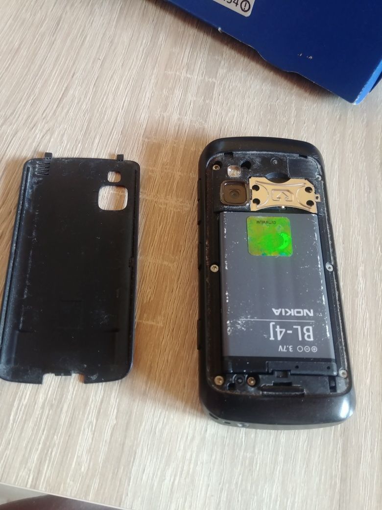 Sprawny telefon nokia C6 z ładowarką