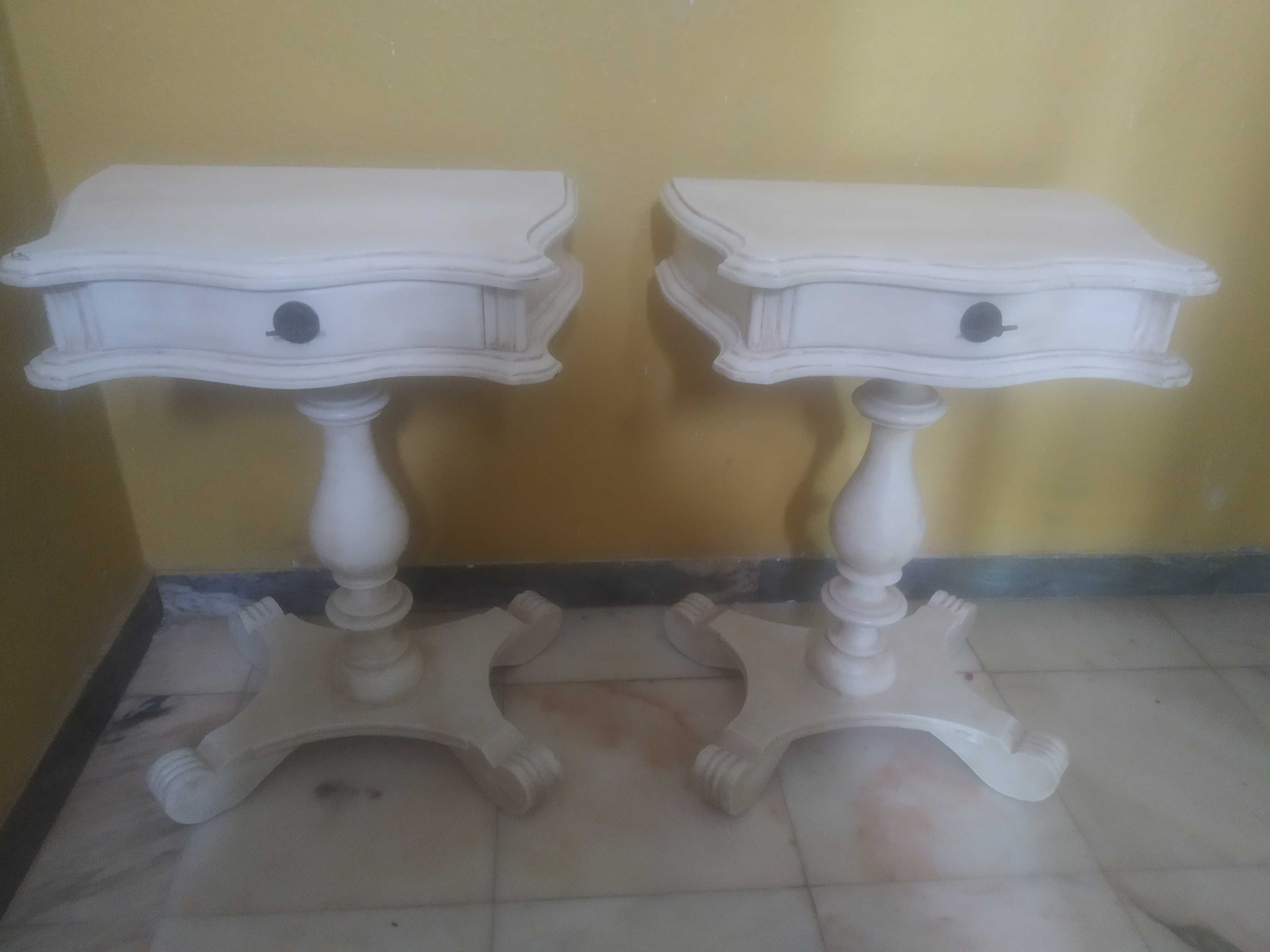 Mesa de madeira maciça restaurada de estilo Clássico