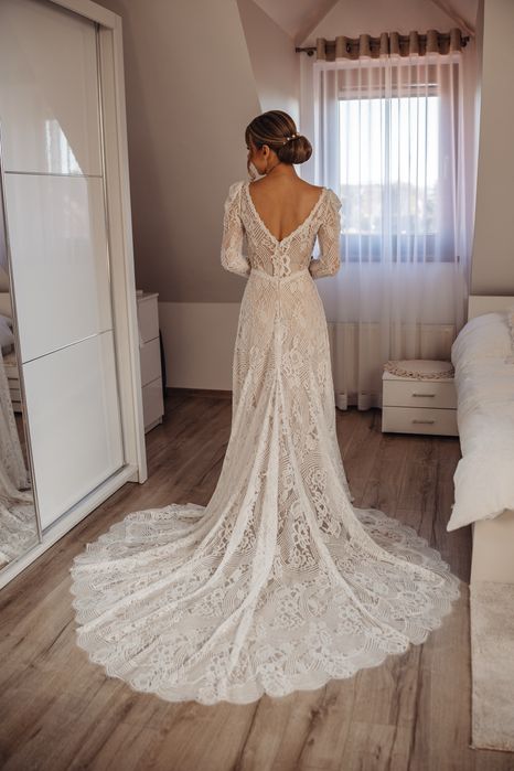 Suknia ślubna koronkowa z trenem – w stylu boho/glamour