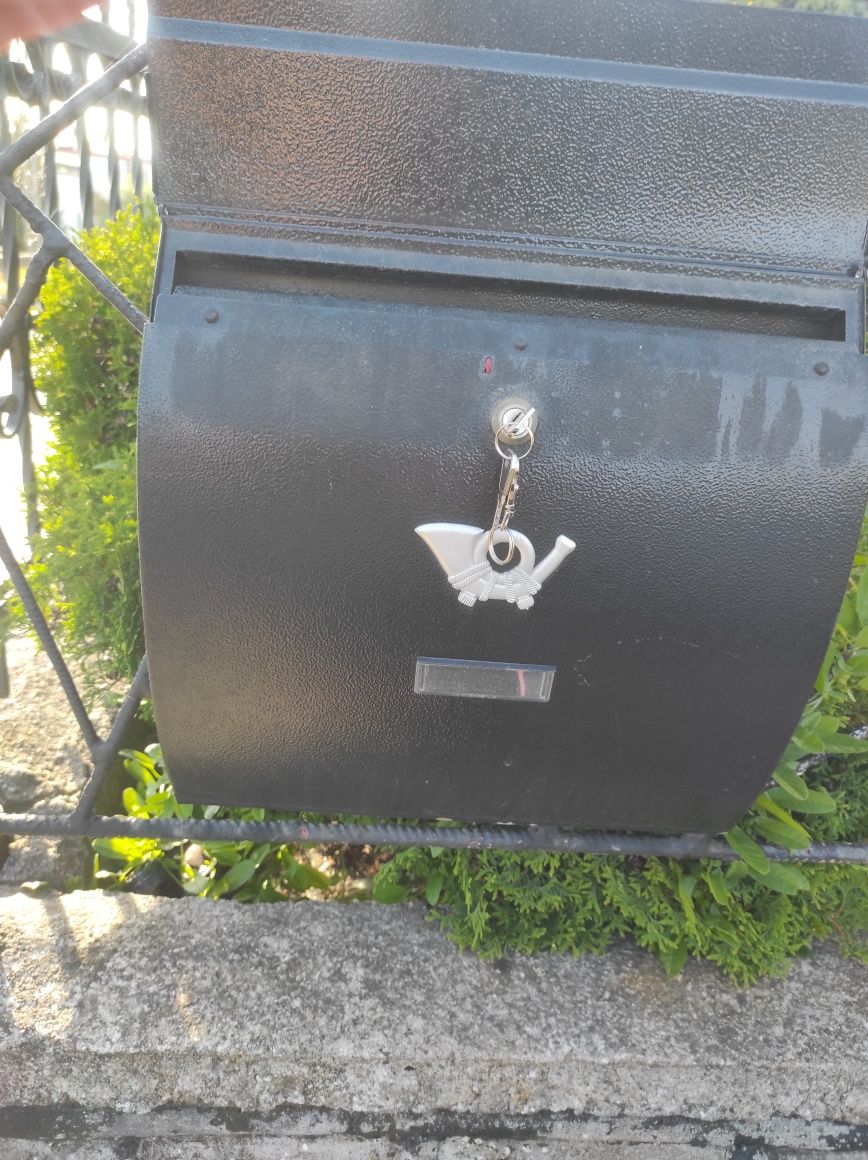 Solidna metalowa skrzynka na listy