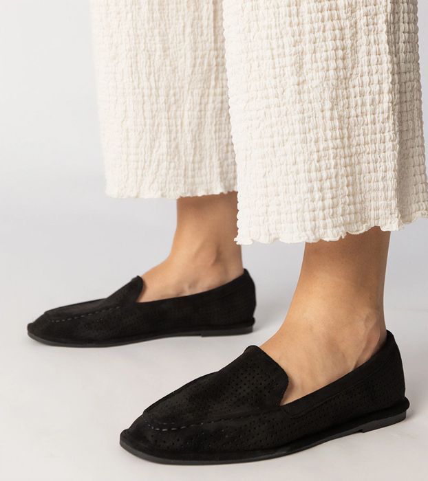 Czarne mokasyny ażurowe z ekozamszu Stanila