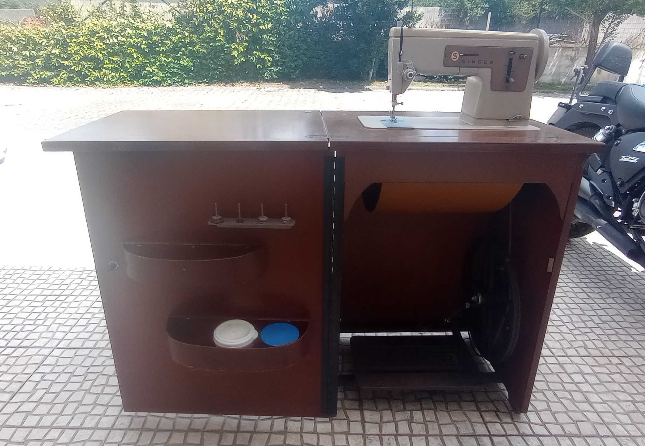 Máquina de costura e movel Singer - Vintage
