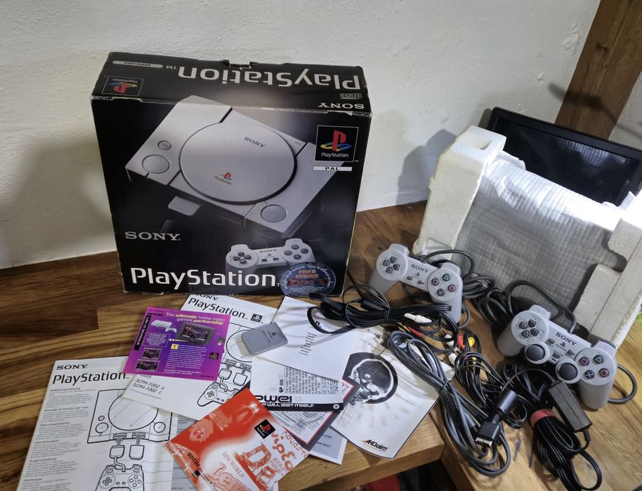 Playstation 1 scph1002 pal. Papiery box komplet