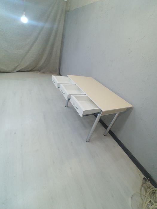 Стол.   кухонный