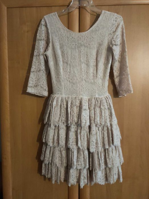 Sukienka koronkowa z falbankami