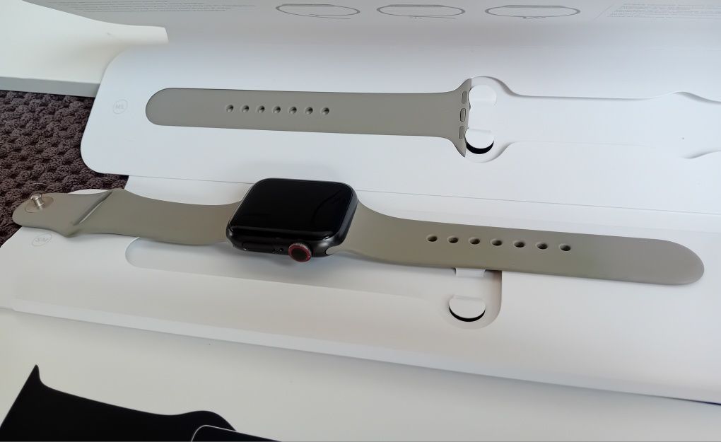 Apple Watch series 6 40mm Space Gray Alu Black Sport Band