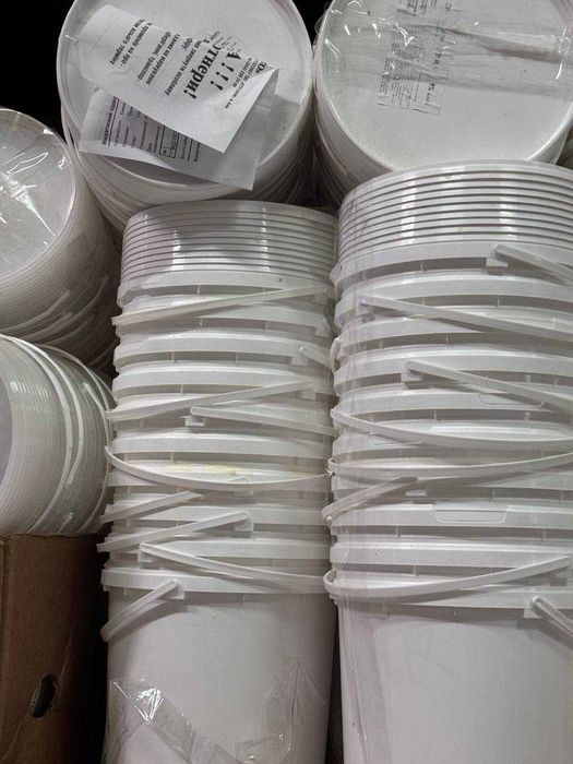 Білі харчові пластикові відра 5 л — після сметани, вимиті