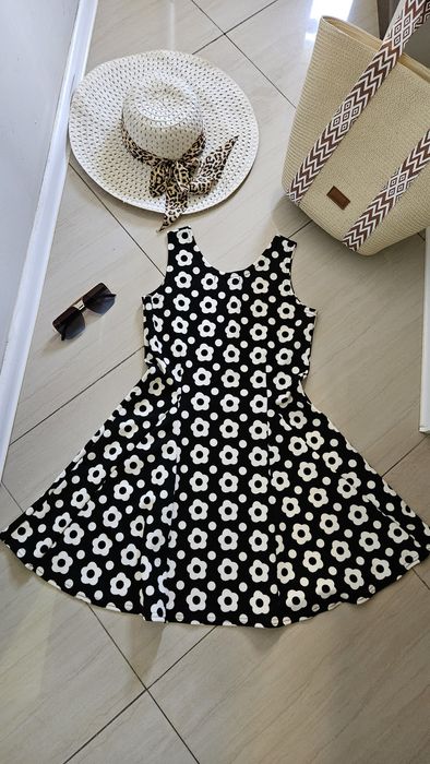 Sukienka w kwiatki na wiele okazji