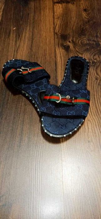 klapki z napisem Gucci