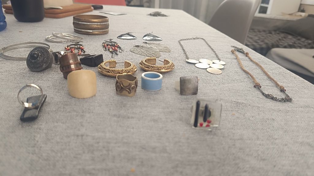 Vendo anéis e pulseiras