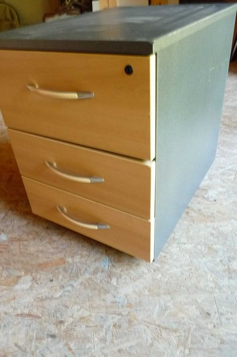 WYPRZEDAŻ/ PRZEPROWADZKA solidna metalowa szafka biurowa