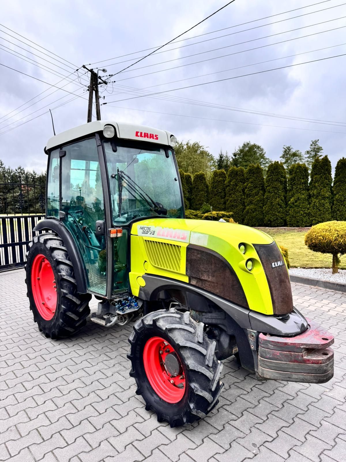 Ciągnik sadowniczy Claas Nectis 237ve sadownik.