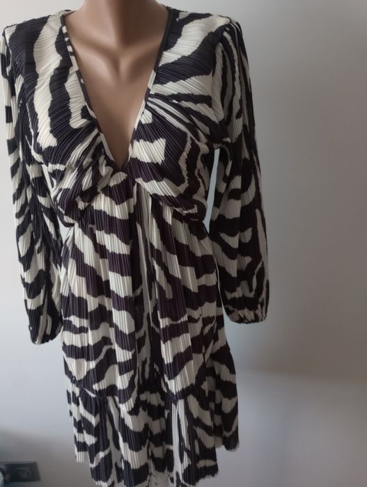 Nowa piękna sukienka H&M rozciągliwa pasuje na 38/40/42