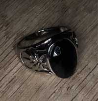 srebrny pierścionek z czarnym pierścieniem