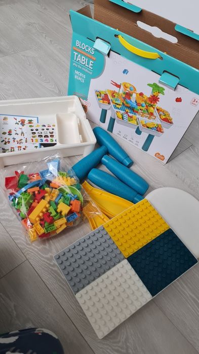 Ігровий стіл зі стільчиком і конструктором