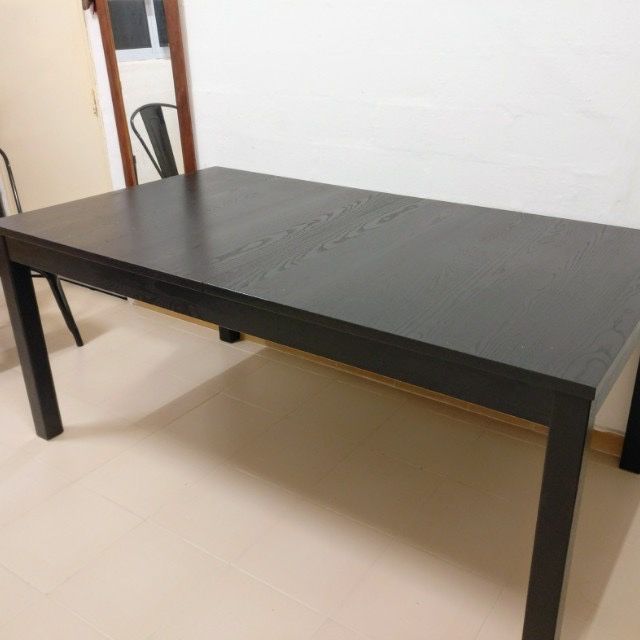 Mesa extensível BJURSTA castanho escuro