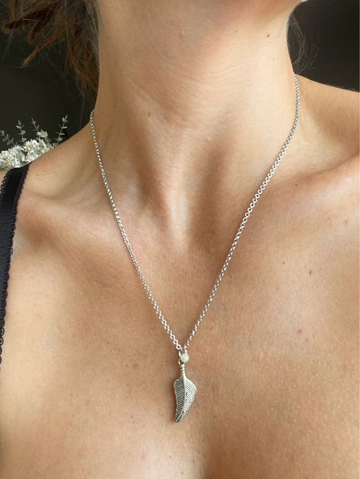 Colar aço com pena e pérola