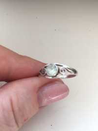 Warmet srebrny pierścionek z seledynowym kamieniem