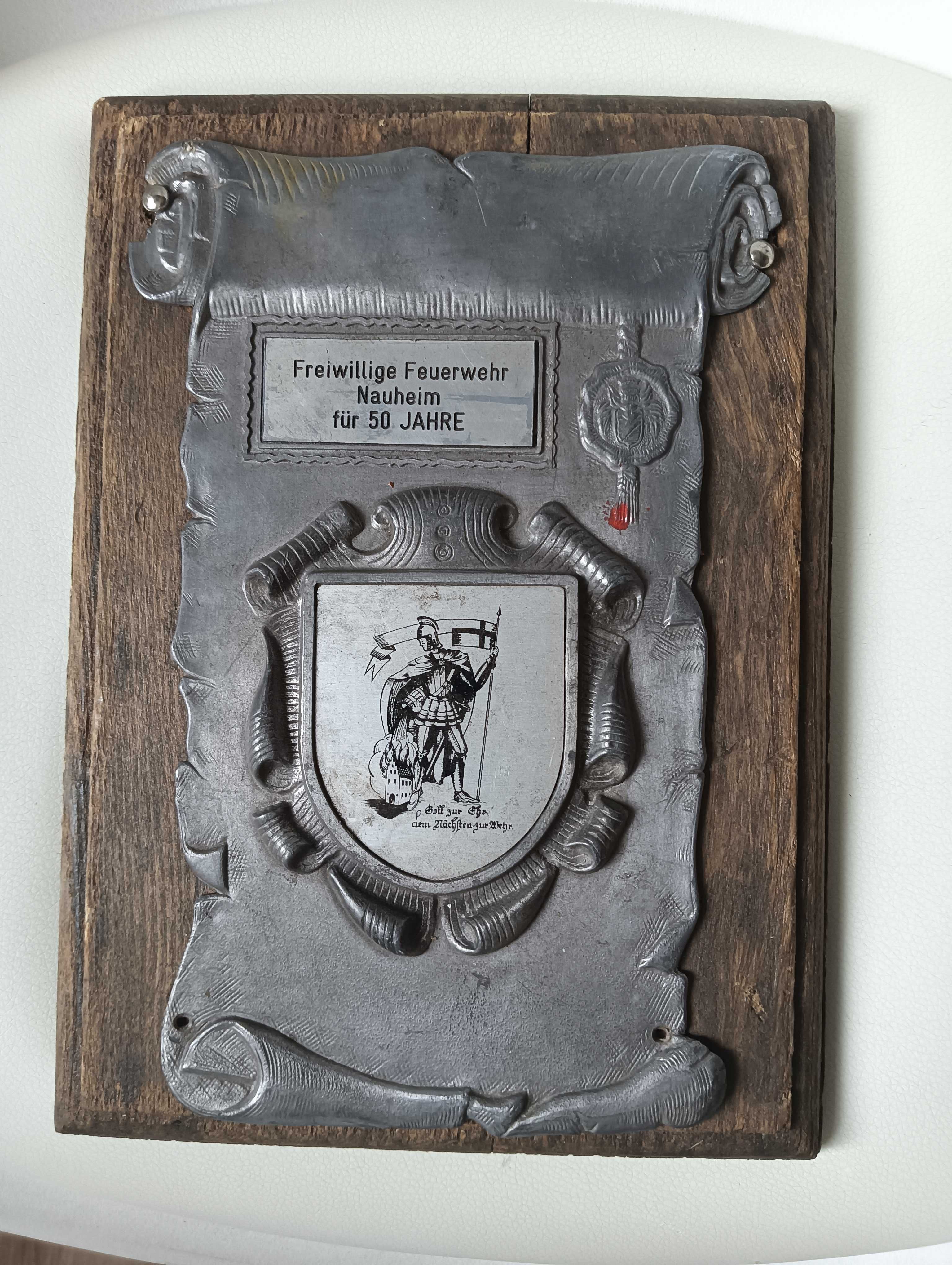 Stara kolekcjonerska tabliczka na drewnie