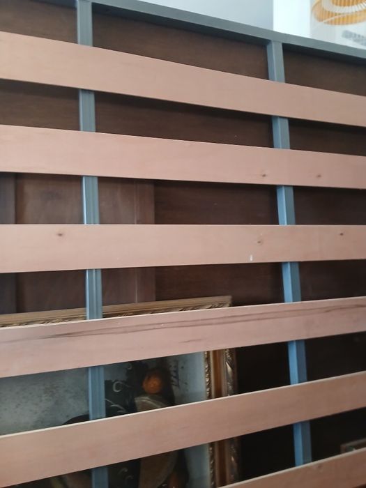 Estrado em ferro e madeira mede 2m comp x160