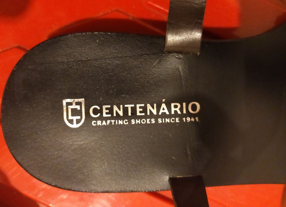 Sandálias de couro tamanho 39