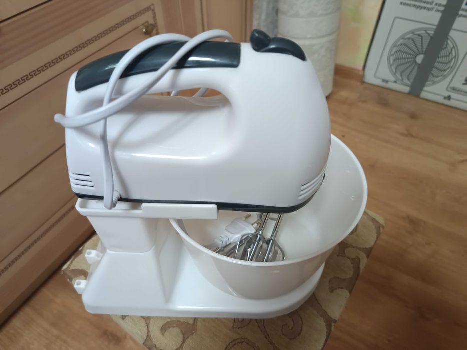 Стаціонарний кухонний ручний міксер з чашею та підставкою