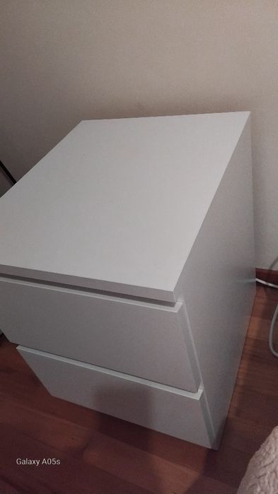 Mesinha de cabeceira, com 02 gavetas, brancas