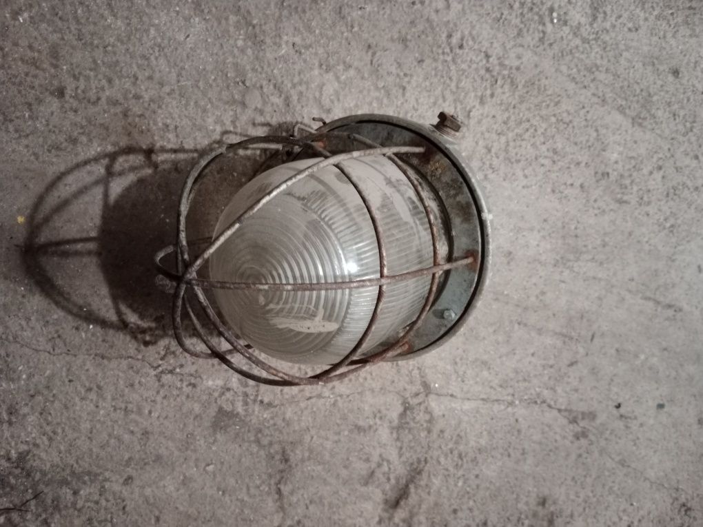 Lampa loft z czasów PRL.