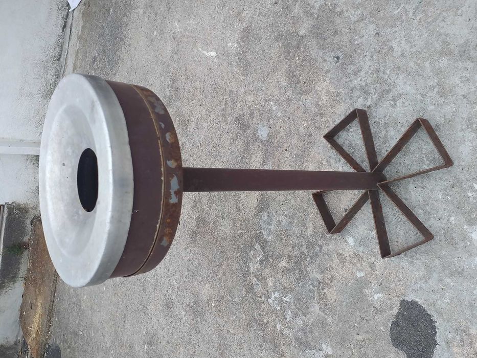 Cinzeiro de pé antigo