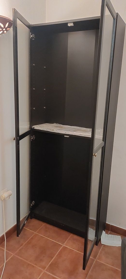Estante com portas do Ikea