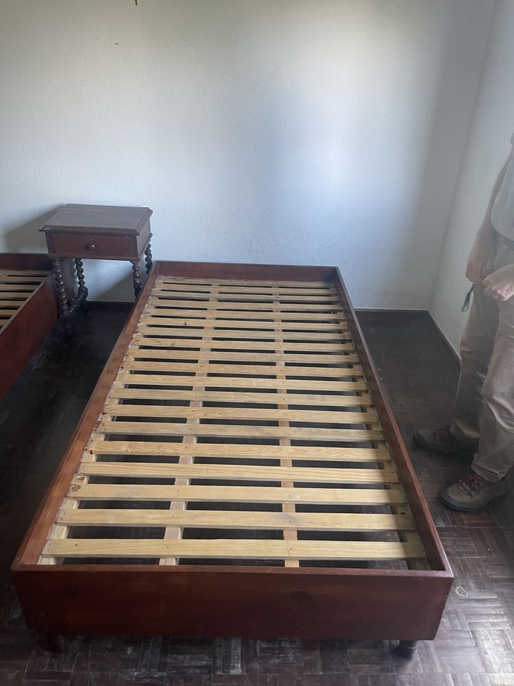 Estrado de cama em madeira