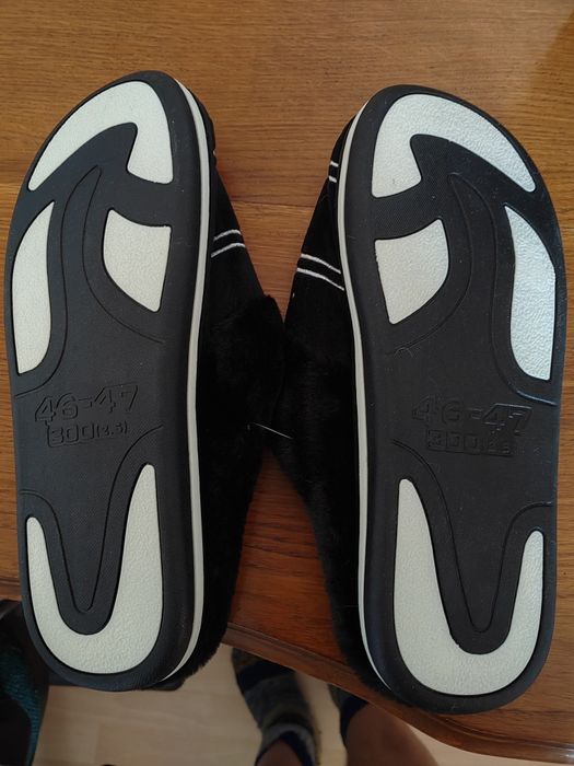 Продам мужские теплые тапочки размер на  42-43.