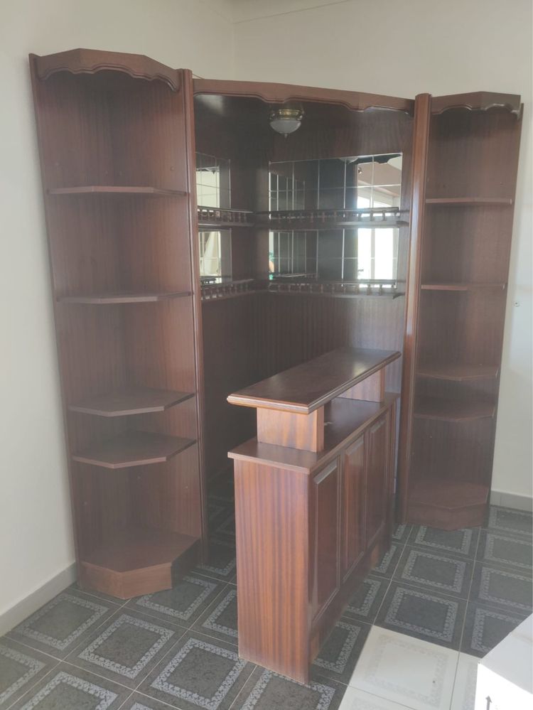 Bar completo com mesa central