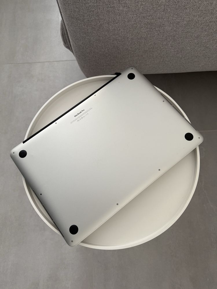 Macbook pro 15 2015 ( i7 2.8/3.5 , 256 SSD , 16GB RAM )