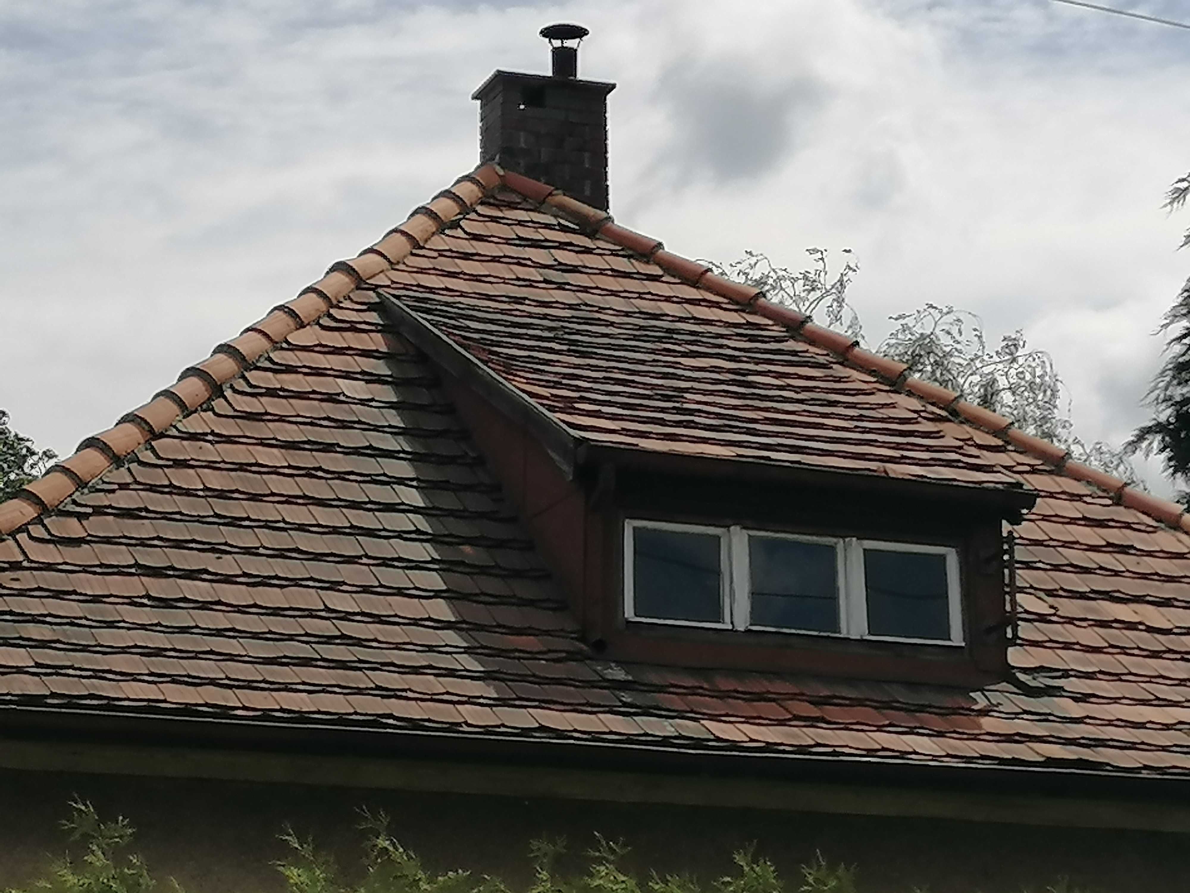 Sprzedam starą dachówkę karpiówkę.