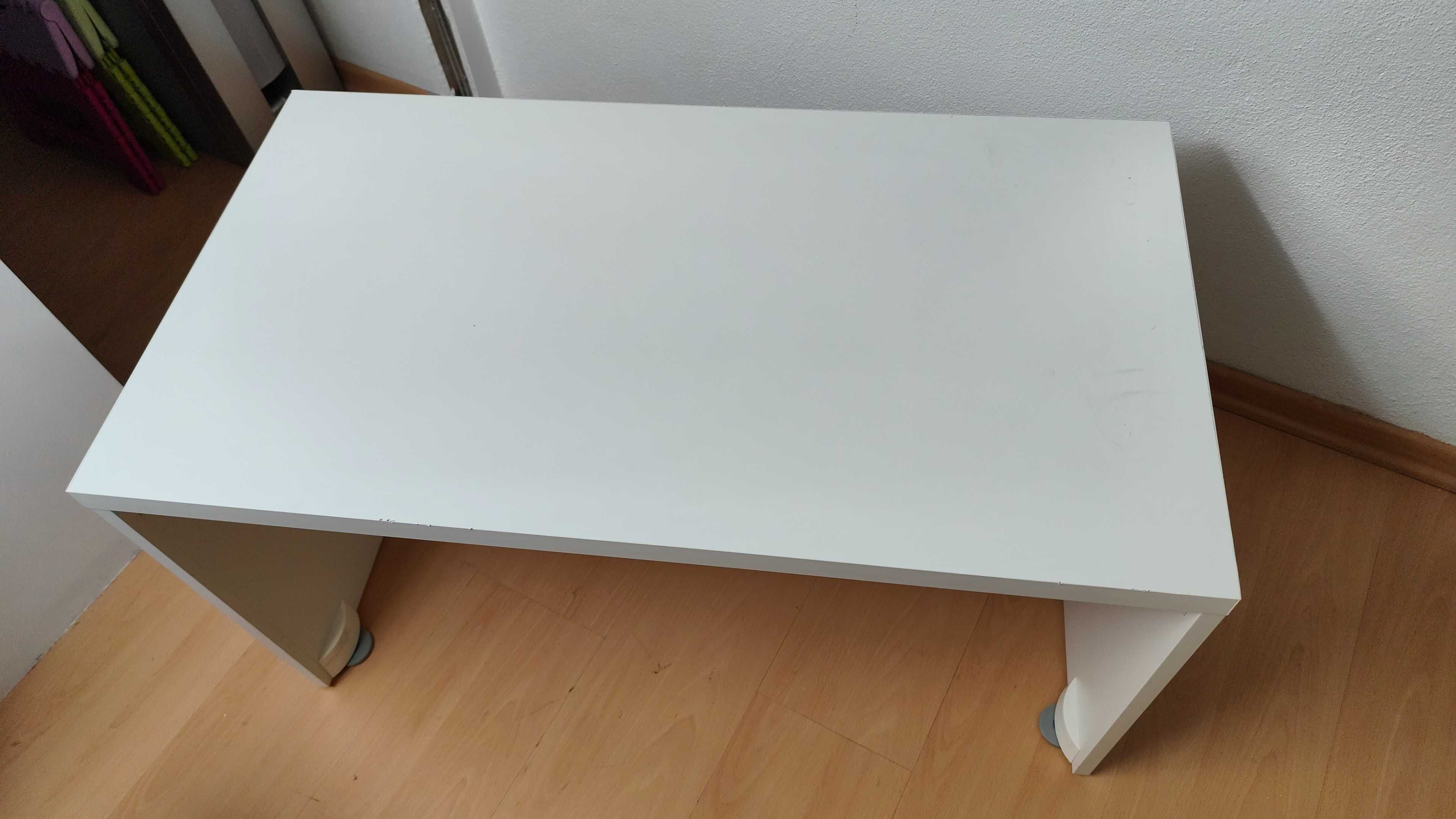 Móveis IKEA brancos