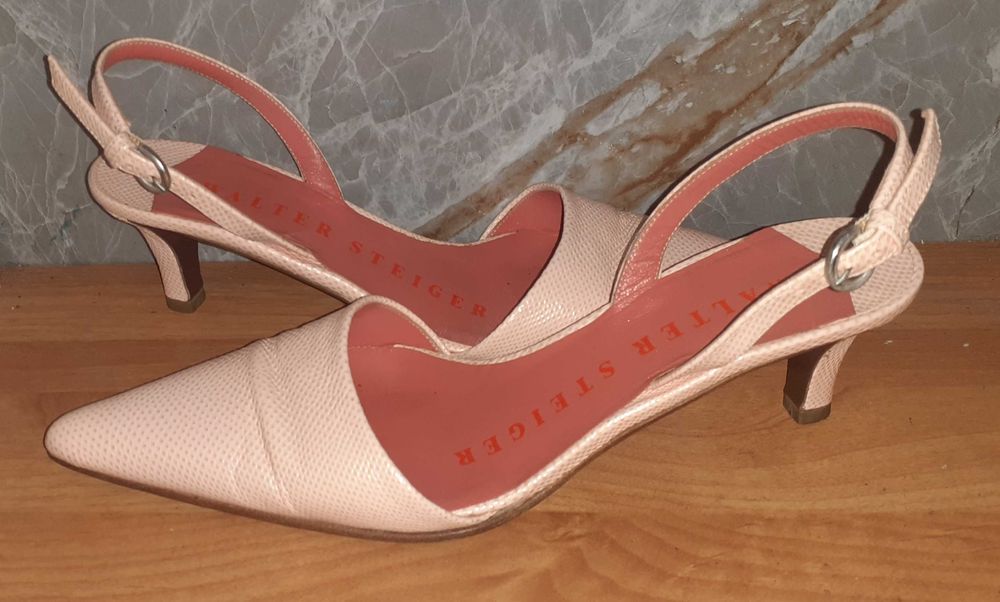 Sapatos de Sra Walter Steiger.