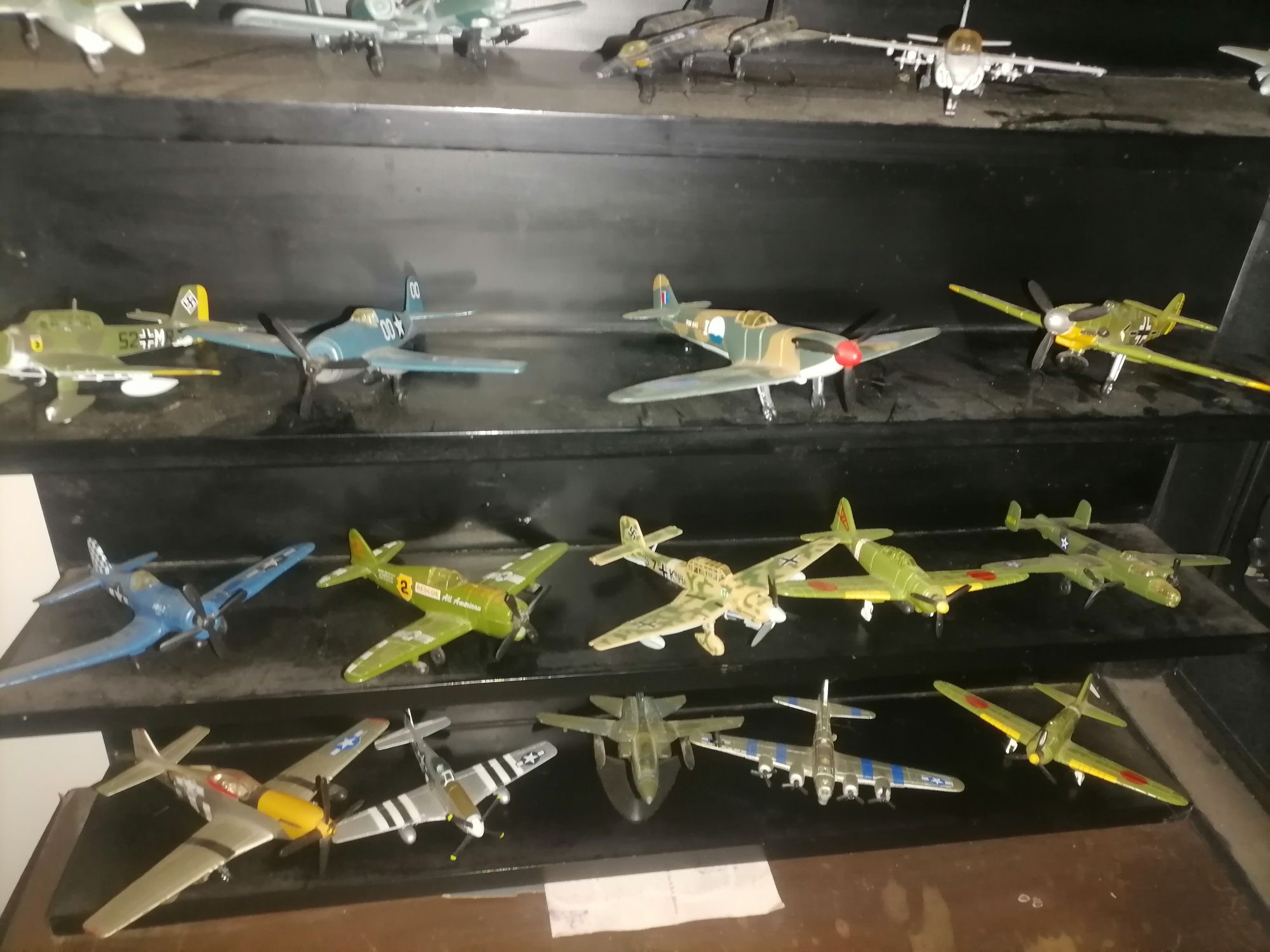 Coleção 30 aviões de guerra  160 €