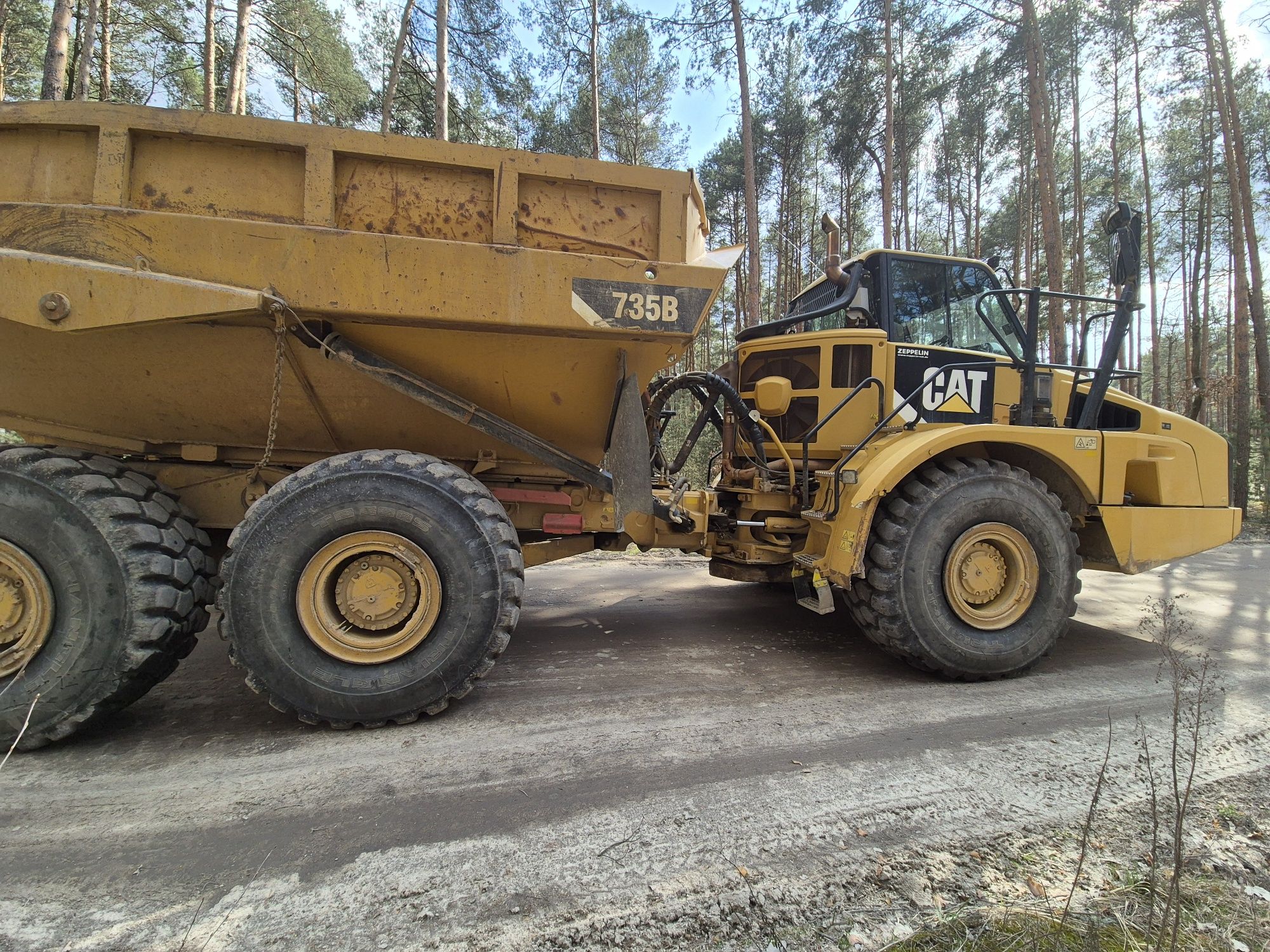 Wozidlo Cat 735B