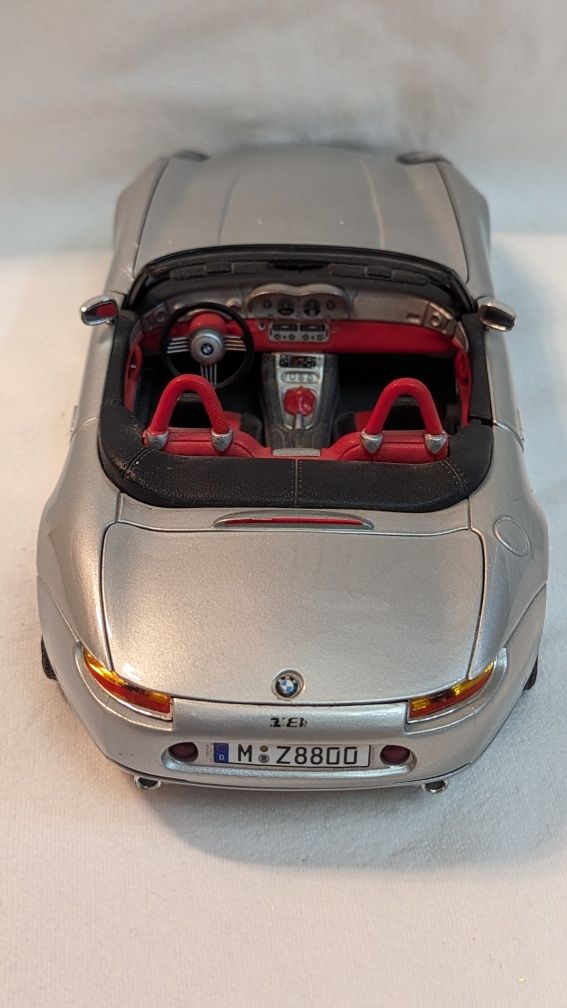 Модель автомобиля BMW Z8 Bburago 1/18