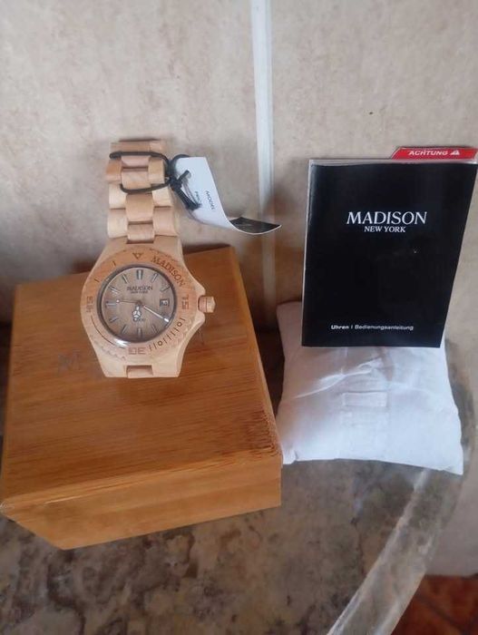à venda:
relógio muito bonito em madeira da marca MADISON NEW YORK.