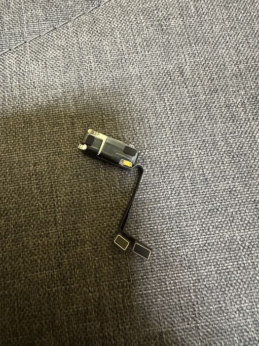 Фронтальна камера iPhone 16 Pro