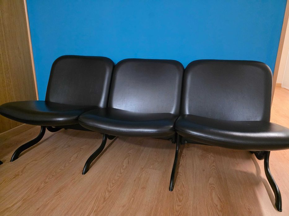 Conjunto de 3 sofás  e uma mesa de apoio de sala de espera