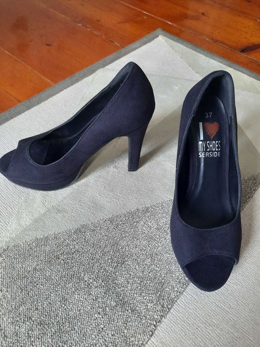 Sapatos pretos de salto alto novos, mas vintage