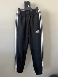 Adidas czarne spodnie dresowe joggery  r. 164