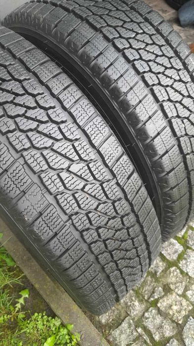 dwie opony zimowe dostawcze Firestone 215/65/16C
