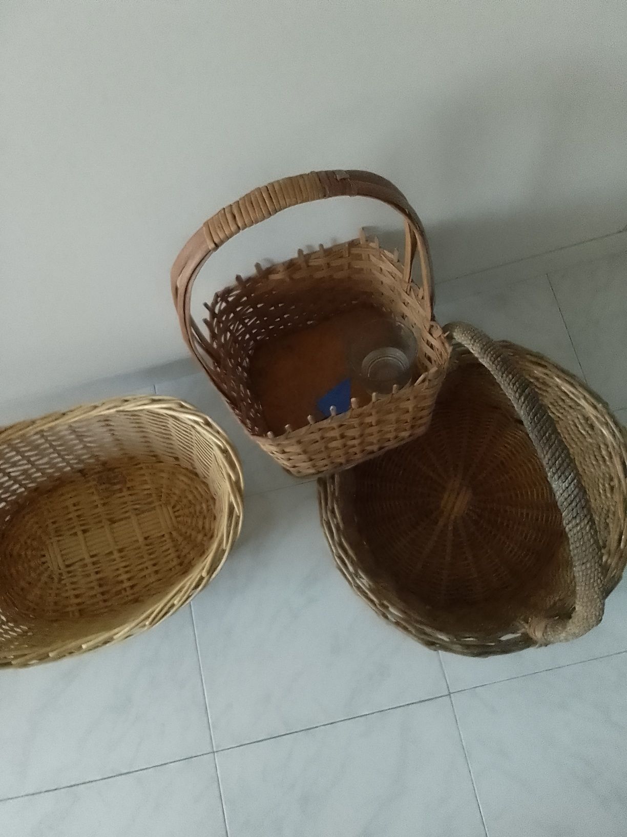 Conjunto de cestas em bom estado