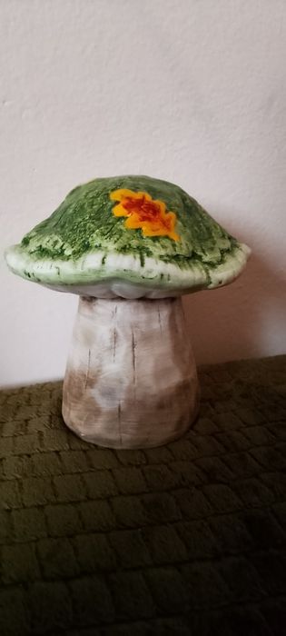 Figurki grzybów. Ten czerwony jest świecący na baterie.