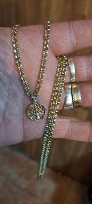 Fio corrente em prata contrastada.